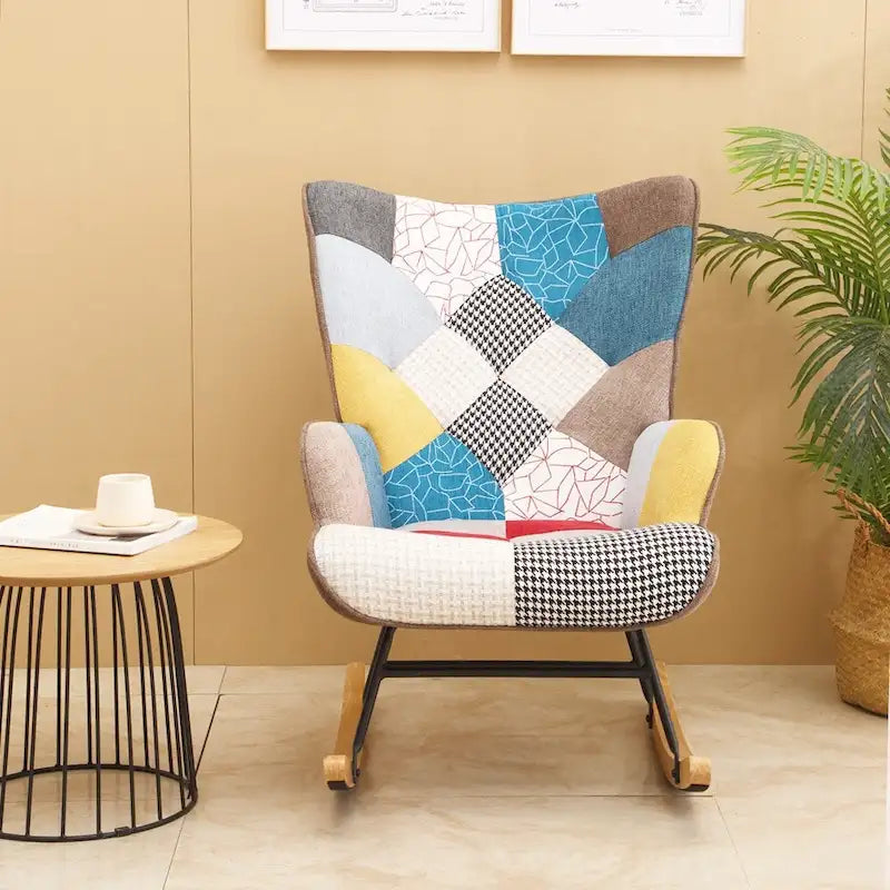 Poltrona a dondolo alta in stile mid-century con rivestimento in lino patchwork e gambe in legno