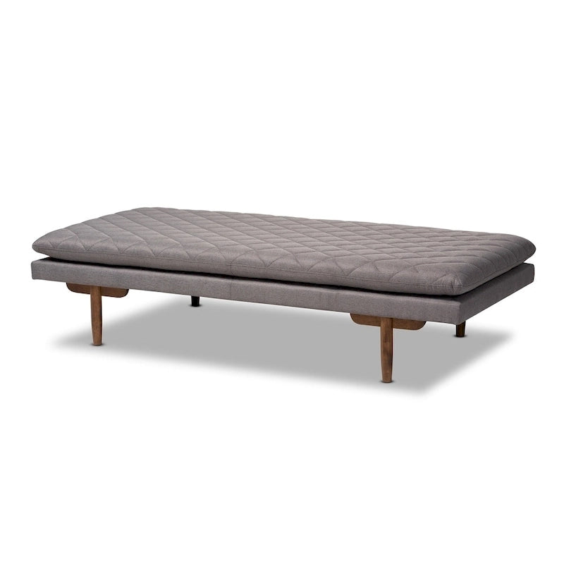 Tapicerowane łóżko dzienne w stylu mid-century modern z pikowaną tkaniną i drewnianymi nogami