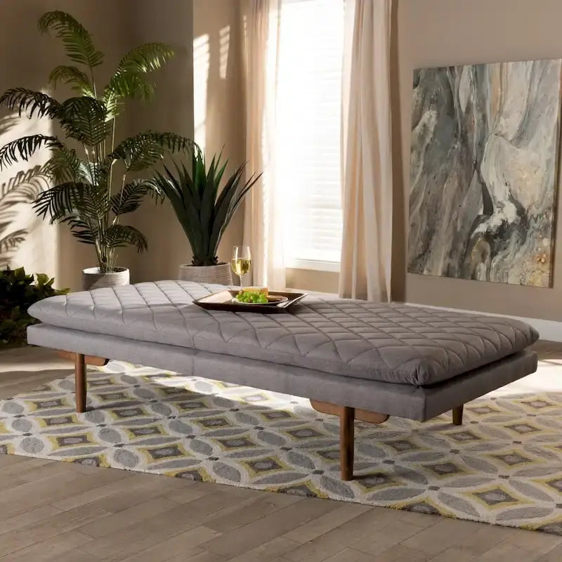 Tapicerowane łóżko dzienne w stylu mid-century modern z pikowaną tkaniną i drewnianymi nogami