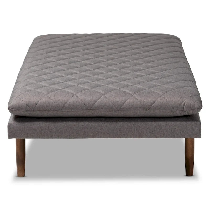 Tapicerowane łóżko dzienne w stylu mid-century modern z pikowaną tkaniną i drewnianymi nogami