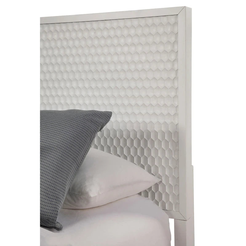 Perlmuttweißes Paneelbett mit strukturiertem Kopfteil und goldenen Beinen – mehrere Größen